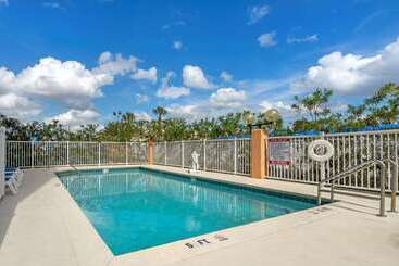 هتل Comfort Inn Kissimmee-Lake Buena Vista South