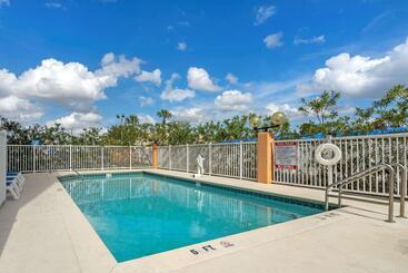 هتل Comfort Inn Kissimmee-Lake Buena Vista South