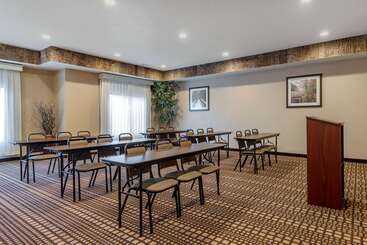 هتل Comfort Inn & Suites