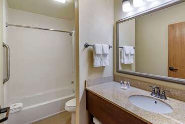 هتل Comfort Inn & Suites