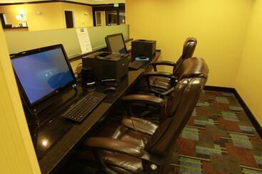 هتل Holiday Inn Express And Suites Detroit North Troy, An Ihg