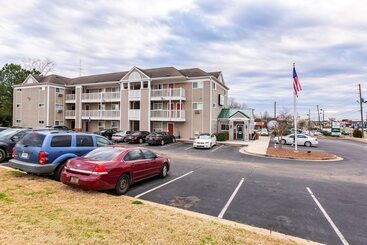 هتل Hometowne Studios By Red Roof Gainesville, Ga