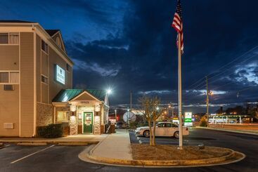 هتل Hometowne Studios By Red Roof Gainesville, Ga