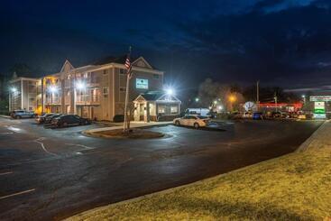 هتل Hometowne Studios By Red Roof Gainesville, Ga