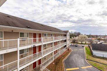 هتل Hometowne Studios By Red Roof Gainesville, Ga