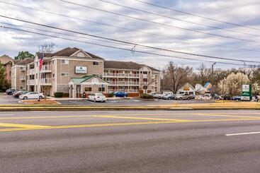 هتل Hometowne Studios By Red Roof Gainesville, Ga