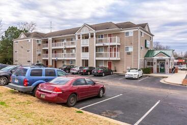 هتل Hometowne Studios By Red Roof Gainesville, Ga