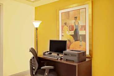 هتل Howard Johnson By Wyndham Las Vegas Near The Strip