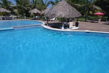Las Hojas Resort & Beach Club