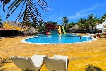 Las Hojas Resort & Beach Club