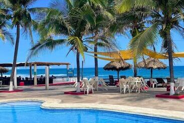 Las Hojas Resort & Beach Club
