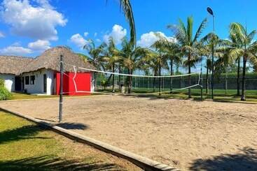Las Hojas Resort & Beach Club