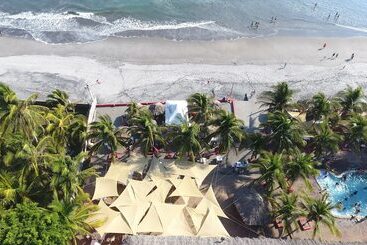 Las Hojas Resort & Beach Club