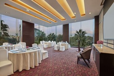 هتل Doubletree By Hilton Gurugram Baani Square