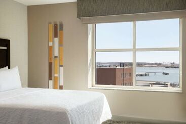هتل Hampton Inn Portland Downtownwaterfront