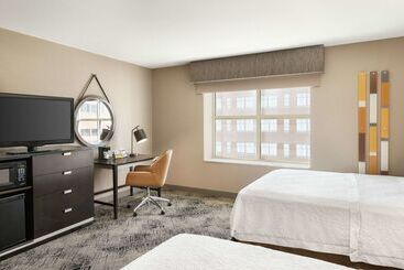 هتل Hampton Inn Portland Downtownwaterfront