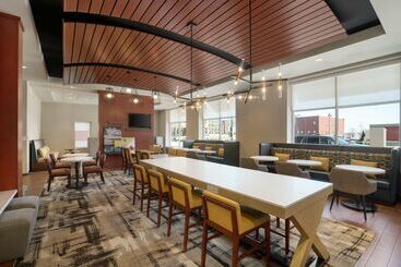 هتل Hampton Inn Portland Downtownwaterfront