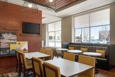 هتل Hampton Inn Portland Downtownwaterfront