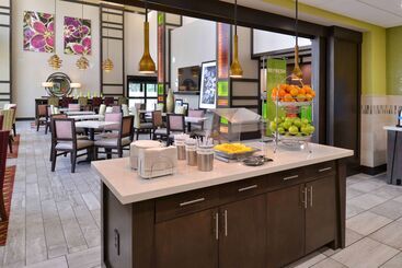 هتل Hampton Inn & Suites Lansing West