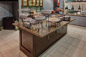 هتل Hilton Garden Inn Tulsa Midtown