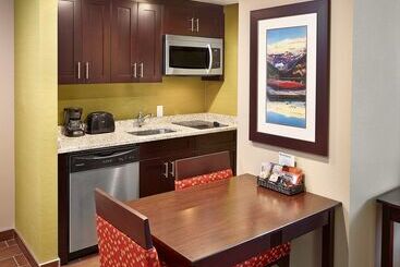 هتل Homewood Suites By Hilton Calgary Airport, Alberta, Canada