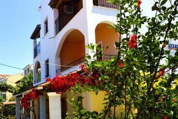 هتل Irene Apartments