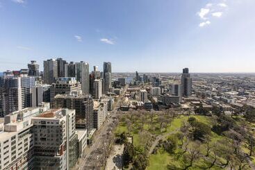 هتل Oaks Melbourne On William Suites