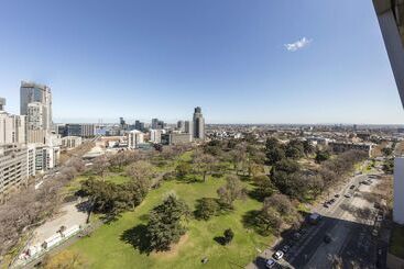 هتل Oaks Melbourne On William Suites