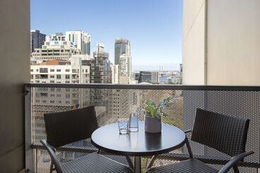 هتل Oaks Melbourne On William Suites
