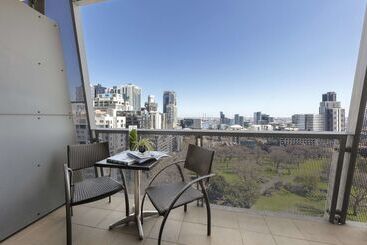 هتل Oaks Melbourne On William Suites