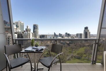 هتل Oaks Melbourne On William Suites