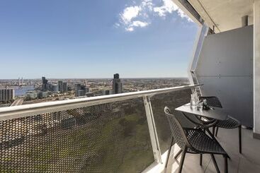 هتل Oaks Melbourne On William Suites