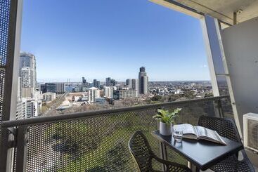 هتل Oaks Melbourne On William Suites