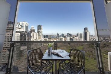 هتل Oaks Melbourne On William Suites
