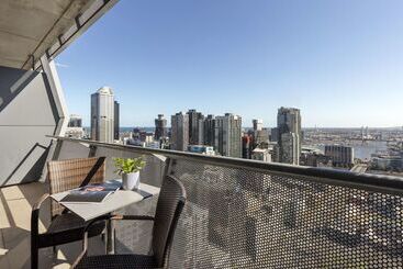 هتل Oaks Melbourne On William Suites