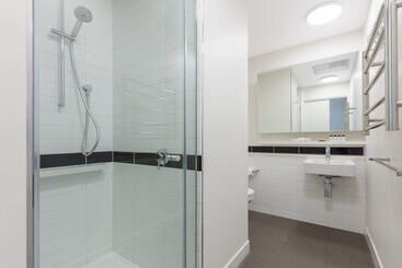 هتل Oaks Melbourne On William Suites