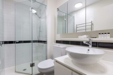 هتل Oaks Melbourne On William Suites