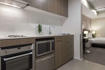هتل Oaks Melbourne On William Suites