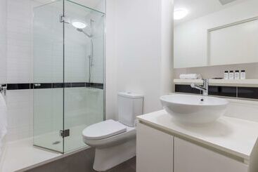 هتل Oaks Melbourne On William Suites