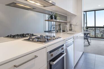 هتل Oaks Melbourne On William Suites