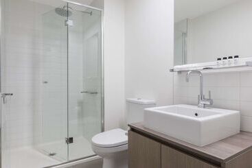 هتل Oaks Melbourne On William Suites