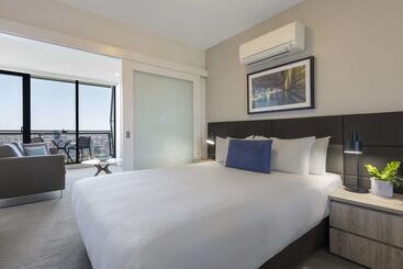 هتل Oaks Melbourne On William Suites