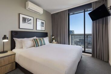 هتل Oaks Melbourne On William Suites