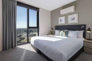 هتل Oaks Melbourne On William Suites