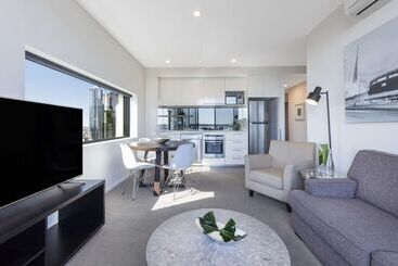 هتل Oaks Melbourne On William Suites