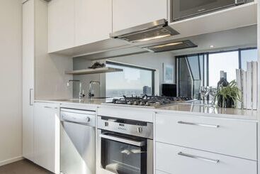 هتل Oaks Melbourne On William Suites
