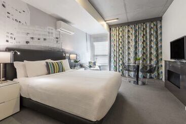 هتل Oaks Melbourne On William Suites