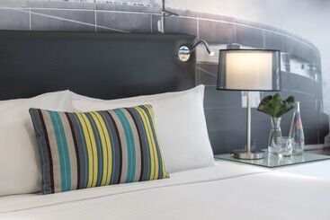 هتل Oaks Melbourne On William Suites