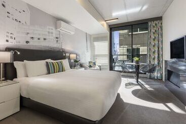 هتل Oaks Melbourne On William Suites