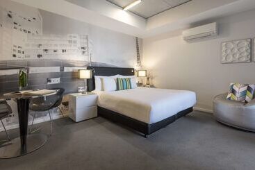 هتل Oaks Melbourne On William Suites